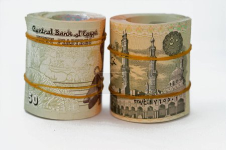 Téléchargez les photos : 50 Piasters Half EGP LE billets d'argent comptant en livres égyptiennes roulés avec des bandes de caoutchouc avec une image de la mosquée Al Azhar et Ramsès II le deuxième 2e, paquet d'argent de l'Egypte rouleau de 50 piastres - en image libre de droit