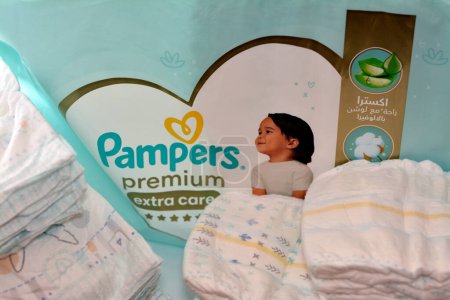 Foto de Cairo, Egipto, 15 de marzo de 2023: Pampers premium extra care pañales with lotion with Aloe Vera, Pampers es una marca de productos para bebés y niños pequeños comercializados por Procter and Gamble, producto para el cuidado del bebé. - Imagen libre de derechos