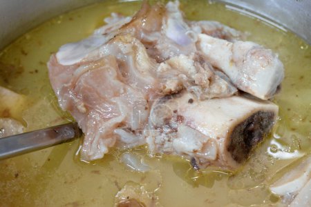 Foto de Cocina árabe egipcia de trotters kawareh y rodilla hervida con sopa llena de colágeno y gelatina, patas y rodillas de vaca cocidas, estofado de huesos trotters, bueno para el músculo y la inmunidad, enfoque selectivo - Imagen libre de derechos
