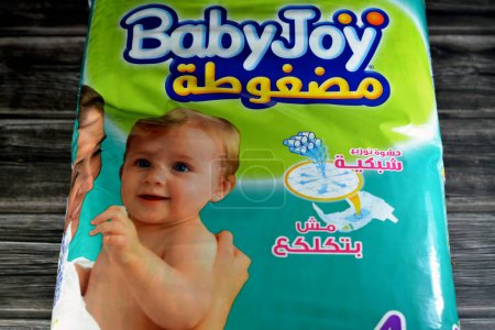 Foto de El Cairo, Egipto, 5 de abril de 2023: Pañales de cuidado de pañales comprimidos Baby Joy fáciles de cambiar y quitar, Babyjoy Culotte con su almohadilla de diamante comprimido absorbe bien el líquido, enfoque selectivo - Imagen libre de derechos