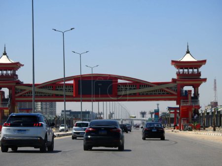 Foto de El Cairo, Egipto, 16 de abril de 2023: La autopista de patrulla del eje Shinzo Abe en Egipto con un puente peatonal terminado en el estilo arquitectónico tradicional japonés, la carretera de tráfico lleva el nombre de la antigua PM japonesa - Imagen libre de derechos