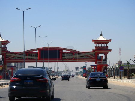 Foto de El Cairo, Egipto, 16 de abril de 2023: La autopista de patrulla del eje Shinzo Abe en Egipto con un puente peatonal terminado en el estilo arquitectónico tradicional japonés, la carretera de tráfico lleva el nombre de la antigua PM japonesa - Imagen libre de derechos