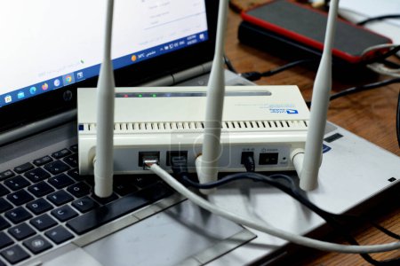Foto de El Cairo, Egipto, 8 de abril de 2023: Un wifi inalámbrico de banda ancha y un router LAN para Internet de alta velocidad de Mobily Etisalat Arabia Saudita, Internet de banda ancha en el hogar, Etihad Etisalat (Mobily) es una empresa saudí - Imagen libre de derechos