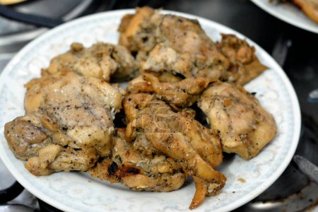 Téléchargez les photos : Shish taouk ou shish tawook, un traditionnel kebab de poulet grillé mariné de la cuisine ottomane et de la cuisine du Moyen-Orient ainsi que similaire au jujeh kabab persan, grill de poulet grillé au barbecue - en image libre de droit