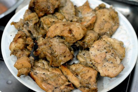 Téléchargez les photos : Shish taouk ou shish tawook, un traditionnel kebab de poulet grillé mariné de la cuisine ottomane et de la cuisine du Moyen-Orient ainsi que similaire au jujeh kabab persan, grill de poulet grillé au barbecue - en image libre de droit