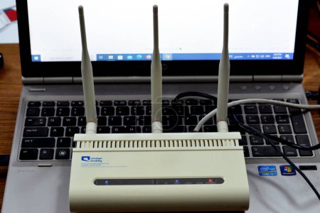 Foto de El Cairo, Egipto, 8 de abril de 2023: Un wifi inalámbrico de banda ancha y un router LAN para Internet de alta velocidad de Mobily Etisalat Arabia Saudita, Internet de banda ancha en el hogar, Etihad Etisalat (Mobily) es una empresa saudí - Imagen libre de derechos