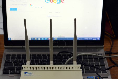 Téléchargez les photos : Le Caire, Egypte, 8 avril 2023 : Un routeur wifi et LAN sans fil haut débit pour l'internet haut débit de Mobily Etisalat Arabie Saoudite, Internet haut débit à domicile, Etihad Etisalat (Mobily) est une entreprise saoudienne - en image libre de droit