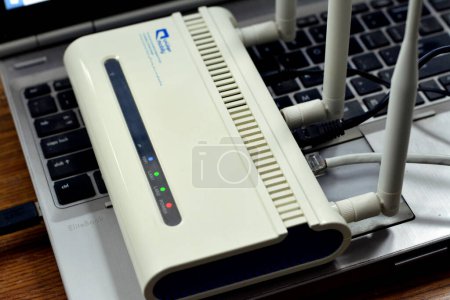 Téléchargez les photos : Le Caire, Egypte, 8 avril 2023 : Un routeur wifi et LAN sans fil haut débit pour l'internet haut débit de Mobily Etisalat Arabie Saoudite, Internet haut débit à domicile, Etihad Etisalat (Mobily) est une entreprise saoudienne - en image libre de droit