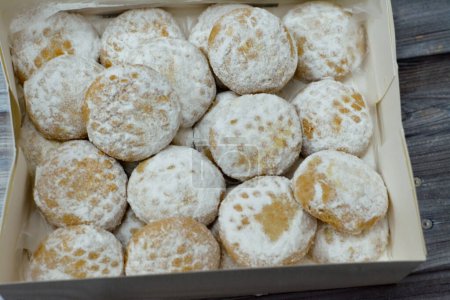 Téléchargez les photos : Un gros plan des biscuits arabes traditionnels pour la célébration des fêtes islamiques de la fête d'El-Fitr, égyptien Kahk recouvert de sucre en poudre et de noix farcies et noisettes et Malban isolé - en image libre de droit