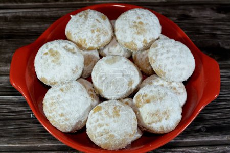 Téléchargez les photos : Un gros plan des biscuits arabes traditionnels pour la célébration des fêtes islamiques de la fête d'El-Fitr, égyptien Kahk recouvert de sucre en poudre et de noix farcies et noisettes et Malban isolé - en image libre de droit
