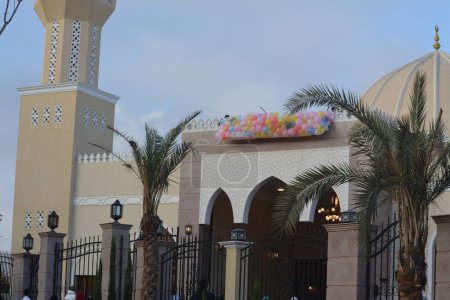 Téléchargez les photos : Le Caire, Égypte, 21 avril 2023 : Lancer des ballons pour les enfants et les enfants après l'Aïd El Fetr Petit déjeuner islamique après la fête du Ramadan, aspect festif et festif après les prières de l'Aïd en plein air - en image libre de droit