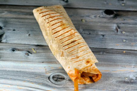 Téléchargez les photos : Tortilla de poulet croustillante fajita wrap sandwich roulé, Fajitas est un plat populaire Tex-Mex, coupé en fines lanières, servi avec des tortillas de farine, poivrons grillés et oignons et condiments, foyer sélectif - en image libre de droit
