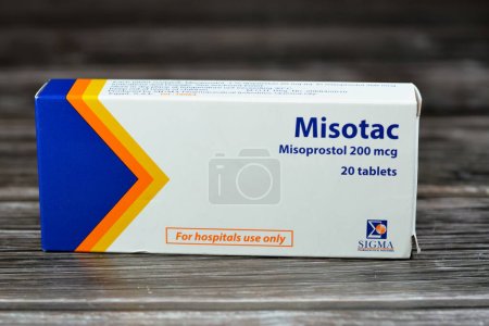 Foto de El Cairo, Egipto, 3 de mayo de 2023: Misotac 200 mcg tabletas de Sigma para uso hospitalario solo contiene Misoprostol, una prostaglandina sintética tratar el estómago, úlcera duodenal, inducir el trabajo de parto, causar un aborto - Imagen libre de derechos