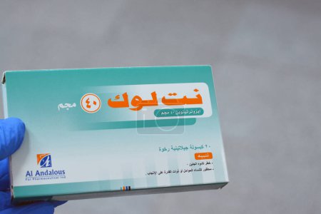 Foto de Cairo, Egipto, 2 de mayo de 2023: NetLook cápsulas de gelatina blanda, Isotretinoin es un medicamento recetado por vía oral que afecta a las glándulas sebáceas y se utiliza para tratar la enfermedad cutánea grave del acné vulgar. - Imagen libre de derechos
