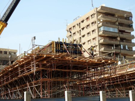 Foto de El Cairo, Egipto, 10 de mayo de 2023: sitio de monorraíl de El Cairo que está en construcción por la compañía Orascom con las columnas y las vías en el distrito de la ciudad de Nasr, sistema de tránsito rápido, conductor más largo menos monorraíl - Imagen libre de derechos