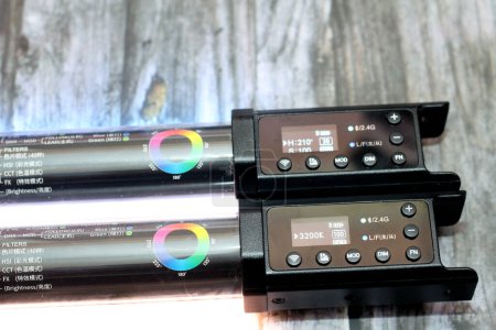 Foto de RGB Led tubo de luz para cine, fotografía y videografía, tubo de estilo RGB stick con control remoto para mejorar y dar creatividad en fotos y videos con múltiples colores, enfoque selectivo - Imagen libre de derechos