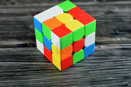 Téléchargez les photos : Le Rubik's Cube, puzzle combiné, cube de puzzle magique de vitesse, chacun des six visages était recouvert de neuf autocollants, chacun de l'une des six couleurs unies : blanc, rouge, bleu, orange, vert et jaune - en image libre de droit
