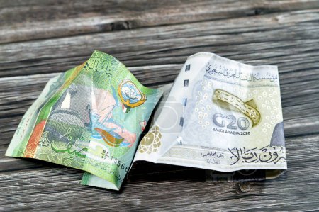 Téléchargez les photos : Argent koweïtien et saoudien froissé de la moitié KWD dinar koweïtien et 20 SAR billet de vingt rials saoudiens billet, riyal ridé, billet de trésorerie dinar billet, concept d'inflation économique au Koweït et en Arabie saoudite - en image libre de droit