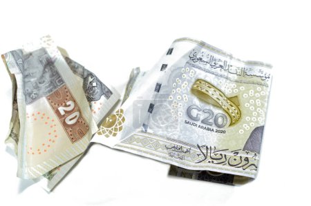 Téléchargez les photos : Crumpled 20LE égyptien vingt livres et l'argent de l'Arabie Saoudite de 20 SAR vingt riyals avec sommet du G20, billets de trésorerie ridés, inflation monétaire saoudienne et égyptienne et concept de crise économique mondiale - en image libre de droit