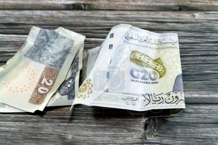 Téléchargez les photos : Crumpled 20LE égyptien vingt livres et l'argent de l'Arabie Saoudite de 20 SAR vingt riyals avec sommet du G20, billets de trésorerie ridés, inflation monétaire saoudienne et égyptienne et concept de crise économique mondiale - en image libre de droit