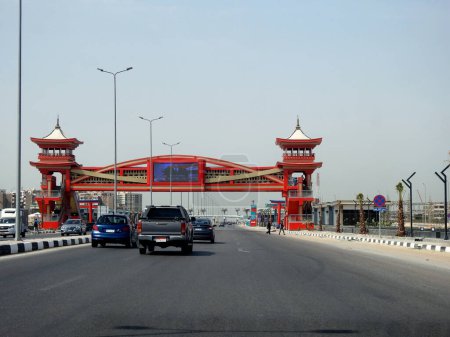 Foto de El Cairo, Egipto, 21 de mayo de 2023: La autopista de patrulla del eje Shinzo Abe en Egipto con un puente peatonal terminado en el estilo arquitectónico tradicional japonés, la carretera de tráfico lleva el nombre de la antigua PM japonesa - Imagen libre de derechos