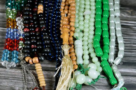 Téléchargez les photos : Perles de prière, une forme de perle utilisée pour compter les répétitions de prières, Un misbaha, un dispositif utilisé pour compter tasbih zekr prières islamiques louant Allah, a 2 formes 99 perles et 33 perles - en image libre de droit