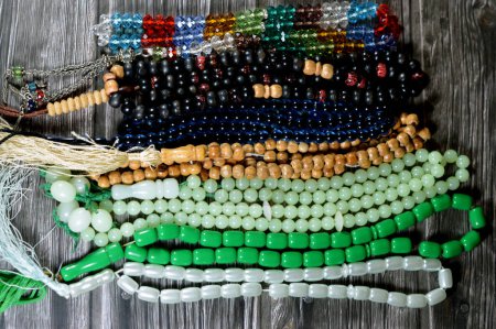 Téléchargez les photos : Perles de prière, une forme de perle utilisée pour compter les répétitions de prières, Un misbaha, un dispositif utilisé pour compter tasbih zekr prières islamiques louant Allah, a 2 formes 99 perles et 33 perles - en image libre de droit