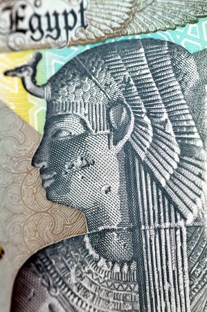 Foto de Reina Cleopatra desde el reverso del nuevo egipcio 20 EGP LE veinte libras de polímero en efectivo billete de banco con las grandes pirámides junto con el carro militar faraónico, enfoque selectivo - Imagen libre de derechos