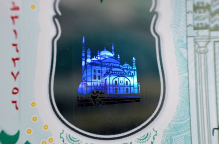 Foto de Mezquita Mohamed Ali del lado anverso del nuevo billete egipcio de 20 EGP LE veinte libras de polímero en efectivo que adornaba con puntos táctiles ADA Braille a lo largo, billete de nuevo dinero egipcio - Imagen libre de derechos