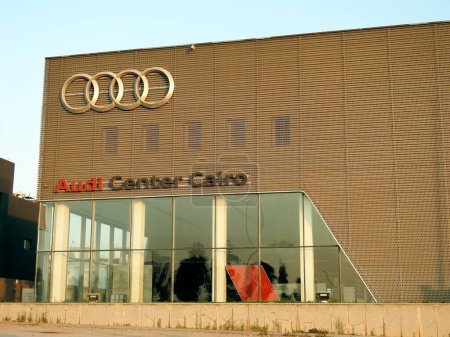 Téléchargez les photos : Le Caire, Égypte, le 26 juin 2023 : Audi center Le Caire, Audi AG, constructeur automobile allemand de véhicules de luxe basé à Ingolstadt, Bavière, Allemagne, filiale du groupe Volkswagen - en image libre de droit