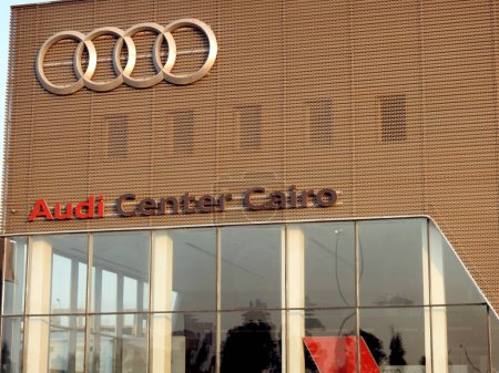 Téléchargez les photos : Le Caire, Égypte, le 26 juin 2023 : Audi center Le Caire, Audi AG, constructeur automobile allemand de véhicules de luxe basé à Ingolstadt, Bavière, Allemagne, filiale du groupe Volkswagen - en image libre de droit