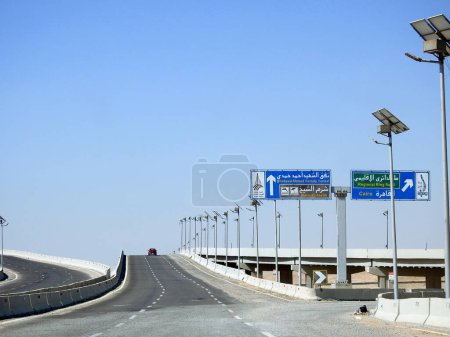Téléchargez les photos : Suez, Egypte, 30 juin 2023 : Itinéraire de Du martyr Shaheed Ahmed Hamdy Tunnel, Sharm El Sheikh Shaikh ville à gauche et Le Caire et périphérique régional à droite, foyer sélectif - en image libre de droit