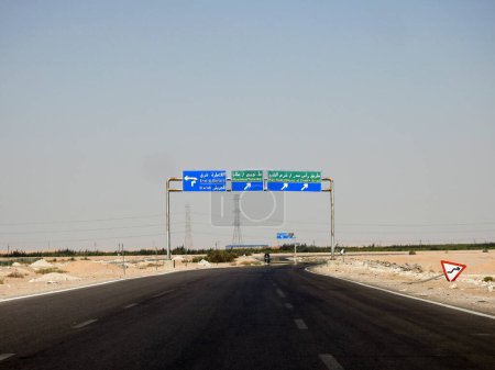 Téléchargez les photos : Sinaï du Sud, Egypte, 30 juin 2023 : un panneau de signalisation latérale de direction dans le Sinaï du Sud donne des directions de Sharm El Sheikh, Ras Sudr city, East Qantara, El Arish et Nuweiba Taba Road - en image libre de droit