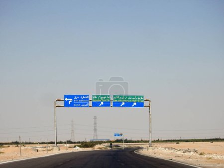Foto de South Sinai, Egipto, 30 de junio de 2023: una señalización de tráfico lateral del tablero de señalización de dirección en South Sinai da indicaciones de Sharm El Sheikh, ciudad de Ras Sudr, East Qantara, El Arish y Nuweiba Taba Road - Imagen libre de derechos