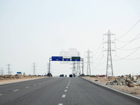 Téléchargez les photos : Sinaï Sud, Egypte, 2 juillet 2023 : Route internationale Charm El Sheikh du tunnel Ahmed Hamdy à Charm avec les développements de l'autoroute et de nouvelles pièces, projets immobiliers en Egypte - en image libre de droit