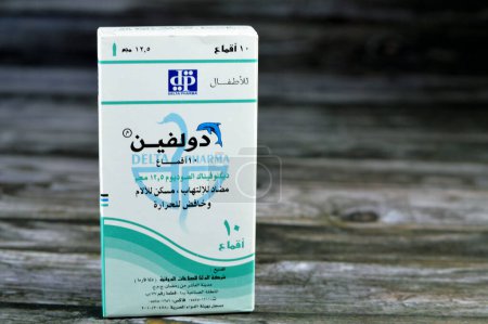 Foto de El Cairo, Egipto, 26 de junio de 2023: Delfín 12,5 mg 10 Supp. Diclofenaco Sodio, analgésico, no opioide, antipirético, fármaco antiinflamatorio no esteroideo (AINE) por Delta pharma company, enfoque selectivo - Imagen libre de derechos