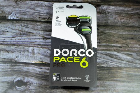 Téléchargez les photos : Le Caire, Egypte, 5 juillet 2023 : Dorco Pace 6 Pro pour le rasage est livré avec poignée et cartouches avec une plate-forme de rasage à six lames mince brevetée, DORCO est fabricant sud-coréen de rasoirs, foyer sélectif - en image libre de droit