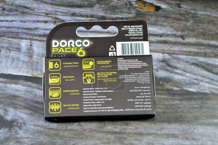 Foto de Cairo, Egipto, 5 de julio de 2023: Dorco Pace 6 Pro para afeitar viene con mango y cartuchos con una plataforma de afeitado de seis hojas delgada patentada, DORCO es fabricante surcoreano de máquinas de afeitar, enfoque selectivo - Imagen libre de derechos