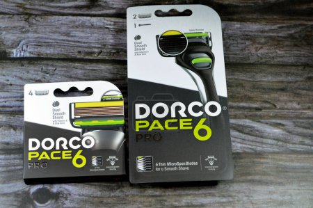 Téléchargez les photos : Le Caire, Egypte, 5 juillet 2023 : Dorco Pace 6 Pro pour le rasage est livré avec poignée et cartouches avec une plate-forme de rasage à six lames mince brevetée, DORCO est fabricant sud-coréen de rasoirs, foyer sélectif - en image libre de droit