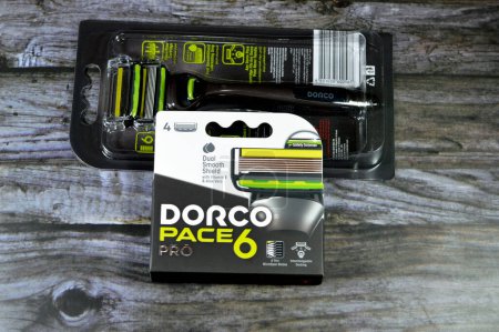 Foto de Cairo, Egipto, 5 de julio de 2023: Dorco Pace 6 Pro para afeitar viene con mango y cartuchos con una plataforma de afeitado de seis hojas delgada patentada, DORCO es fabricante surcoreano de máquinas de afeitar, enfoque selectivo - Imagen libre de derechos