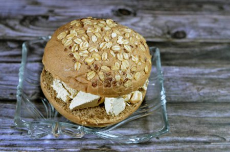 Téléchargez les photos : Halva traditionnelle tahini aux arachides ou Halawa Tahiniya dans un pain frais à l'avoine de blé garni d'avoine et de sésame, L'avoine (Avena sativa), parfois appelée l'avoine commune, Sandwich Halva - en image libre de droit