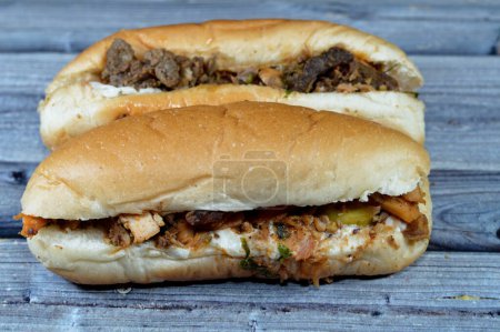 Téléchargez les photos : Sandwichs au poulet et au boeuf shawarma, plat populaire du Moyen-Orient originaire de l'Empire ottoman, viande, morceaux de poulet en fines tranches grillées lentement avec des épices et du piment, poivron coloré - en image libre de droit