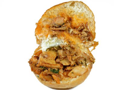 Téléchargez les photos : Sandwich au poulet shawarma dans un pain, un plat populaire du Moyen-Orient originaire de l'Empire ottoman, poulet coupé en fines tranches grillées lentement avec des épices et du piment, poivron coloré - en image libre de droit
