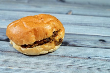 Téléchargez les photos : Sandwich au shawarma de viande de boeuf dans un pain, un plat populaire du Moyen-Orient originaire de l'Empire ottoman, viande coupée en fines tranches grillées lentement avec des épices et du piment, poivron coloré - en image libre de droit