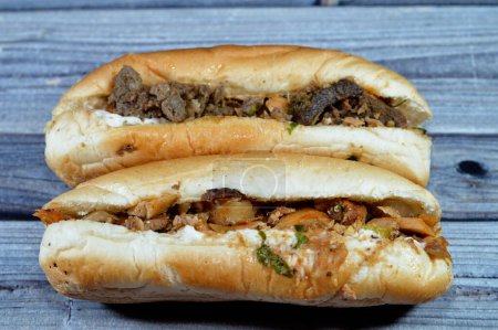 Téléchargez les photos : Sandwichs au poulet et au boeuf shawarma, plat populaire du Moyen-Orient originaire de l'Empire ottoman, viande, morceaux de poulet en fines tranches grillées lentement avec des épices et du piment, poivron coloré - en image libre de droit