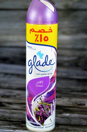 Téléchargez les photos : Gizeh, Égypte, 21 juillet 2023 : Glade nouveau parfum de lavande plus facile à vaporiser, Glade est une marque américaine de désodorisants ménagers qui ont été introduits en 1956 et appartenant à S. C. Johnson and Son - en image libre de droit