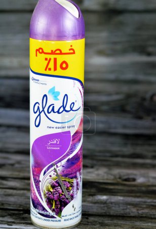 Téléchargez les photos : Gizeh, Égypte, 21 juillet 2023 : Glade nouveau parfum de lavande plus facile à vaporiser, Glade est une marque américaine de désodorisants ménagers qui ont été introduits en 1956 et appartenant à S. C. Johnson and Son - en image libre de droit
