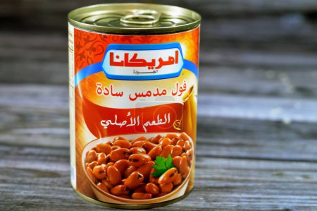 Foto de El Cairo, Egipto, 25 de julio de 2023: Enlatados americanos de calidad fava beans medammes lisos, fibra alta en proteínas, fava beans que es el plato principal y sándwich en el desayuno en Egipto y en el Ramadán - Imagen libre de derechos