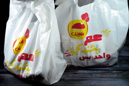 Foto de El Cairo, Egipto, 3 de agosto de 2023: 3am Bashandy falafel and fava beans restaurante, Uncle Bashandi delivery package of popular Egyptian sandwiches in pitta flatbread with variety of the menu for breakfast - Imagen libre de derechos