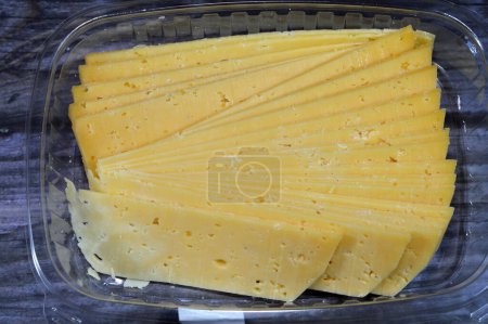 Téléchargez les photos : Tranches de fromage égyptien Rumi, également appelé gebna romiya ou gebna turkiya, Roumi, Romi aussi Romy, parmesan moyen-oriental fromage à pâte dure, a une odeur piquante, et différents degrés de salinité - en image libre de droit